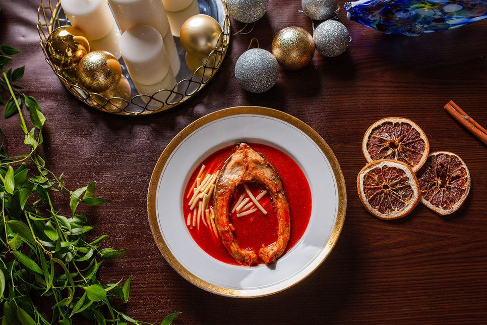 Gazdag, ünnepi halászlé az asztalon – a karácsonyi menü egyik legfontosabb klasszikusa, modern tálalásban