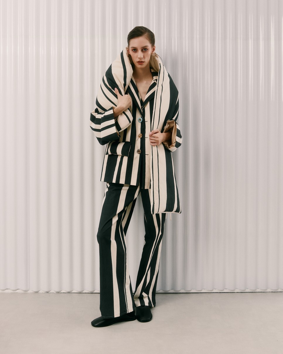 Öltöny OCTAVIA CHIRU @octaviachiru, papucs PROENZA SCHOULER @proenzaschouler