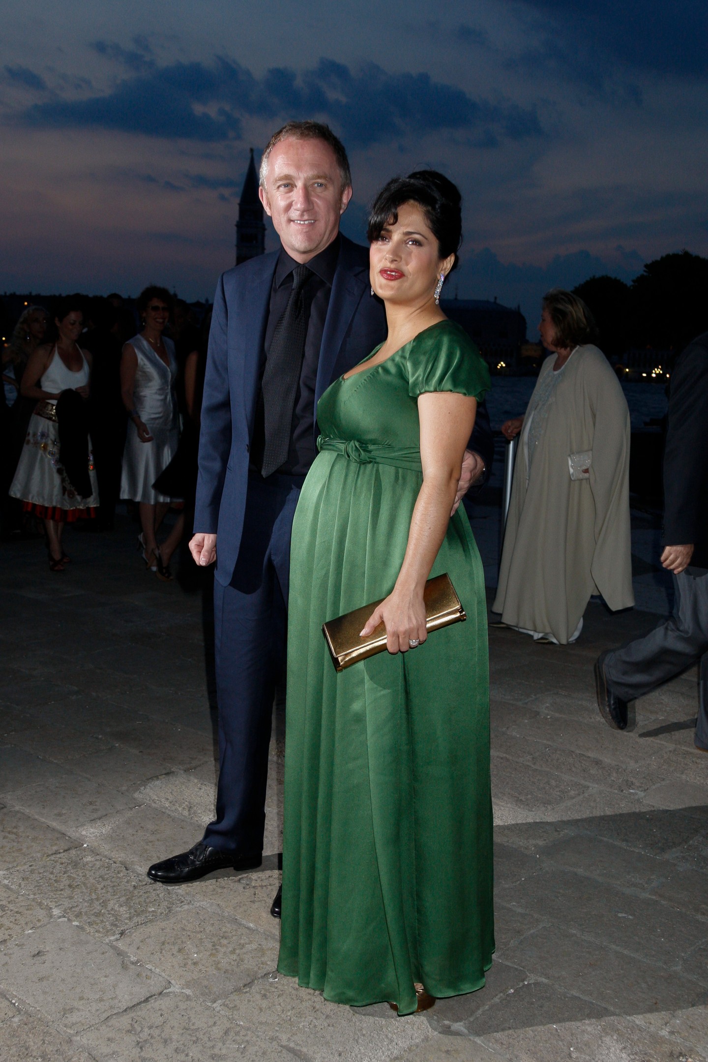 Salma Hayek 2007-ben, 41 évesen hozta világra lányát, Valentínát. Később egy interjúban elárulta, úgy érzi, ha korábban vállal gyermeket, nem lett volna ilyen jó édesanya. Sokkal türelmesebb és nagyon értékeli az időt, amit a lányával tölthet. 