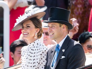 Feltűnt már ez a furcsa szokás Katalin hercegné és Vilmos herceg testbeszédében?