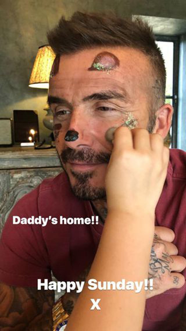 Harper Beckham kisminkelte szüleit