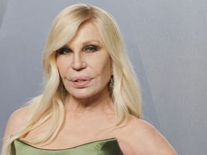 A 71 éves Donatella Versace meztelenruhába bújt, ismét bizonyította, hogy a divat nem ismer korhatárt