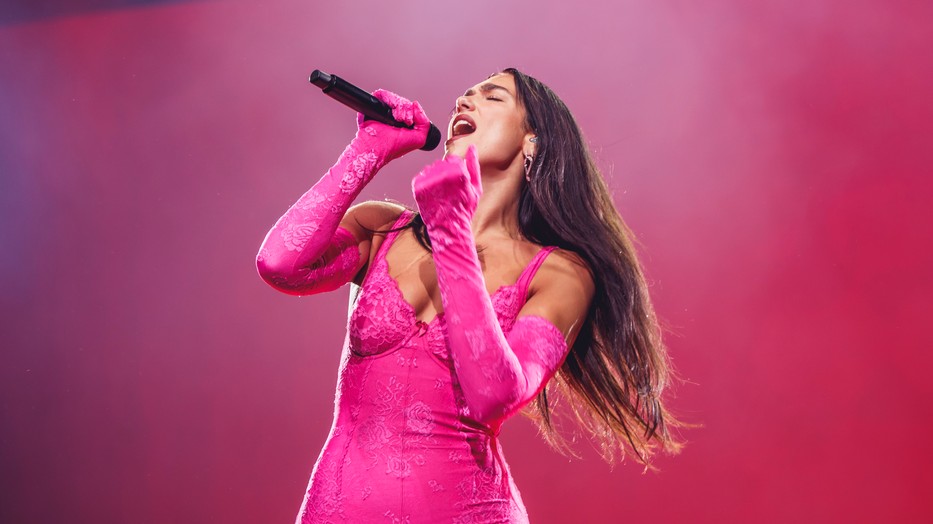 Dua Lipa előszeretettel viseli a rózsaszín árnyalatokat | Fotó: Javier Bragado/ Getty Images