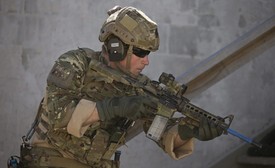 Harry komoly katonai kiképzést kapott, egy terrorelhárításra koncentráló katonai gyakorlaton ´mentette meg´ Ausztráliát. 