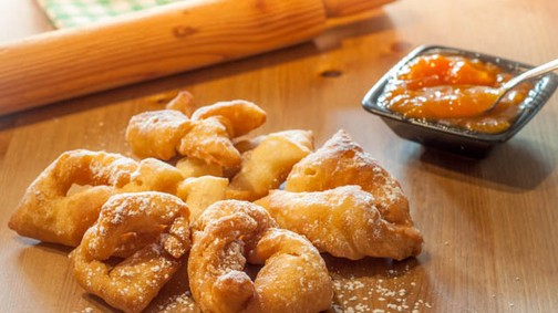 Készítsd el a nagyik bombabiztos édességét: íme a csörögefánk receptje!