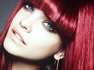 Hűha! Palvin Barbi lángoló vörös hajjal hódít