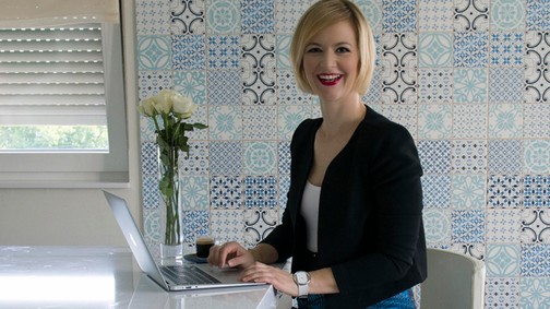 Szabó Jucus ma piros cipőben, magabiztosan indul útra!