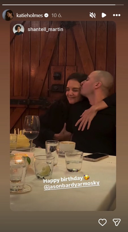 Katie Holmes-t magához öleli a párja, Jason Bard Yarmosky