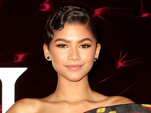 Ennél nevetségesebb, de zseniálisabb vörös szőnyeges belépőt se láttál még