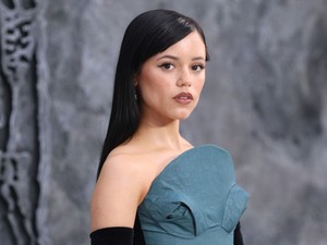 Jenna Ortega élete legapróbb rövidnadrágját viselte, Reese Witherspoon lánya királynőként tündökölt: íme a Dior bemutatóján viselt legemlékezetesebb szettek
