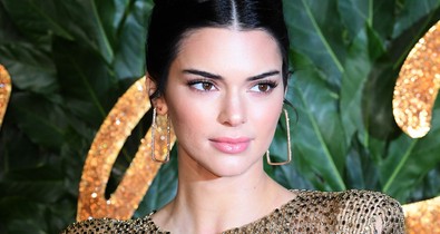 Kendall Jenner ebben az átlátszó pucérruhában bebizonyította, hogy ő is örökölte a híres Kardashian alakot