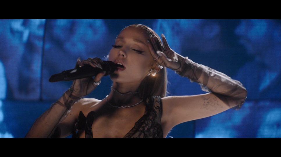 Ariana Grande Swarovski ékszereket visel a Brighter Days Ahead című videóklipben