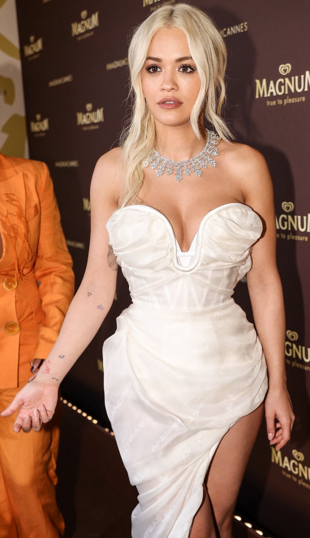 Rita Ora dereka olyan vékony, hogy Kim Kardashian is megirigyelné