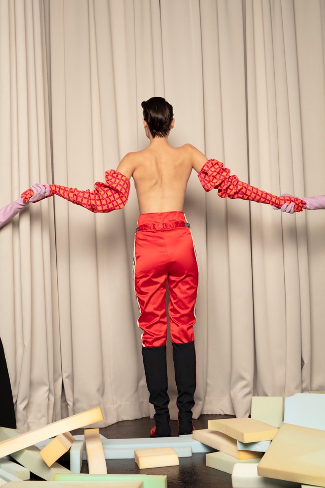 Cél a néző hipnotizálása: Kicsavarodott nőalakok extravagáns ruhákban, divat és képzőművészet határán