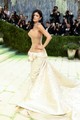Valahogy így néz ki, amikor találkozik Kylie Jenner bátor személyisége és a Chiaparelli haute couture: 10.000 barokk gyöngy, 7000 kézzel festett apró díszítőelem és 11.000 munkaóra áll emögött a pucérságot művészien imitáló alkotás mögött.