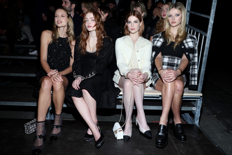 Angèle, Sadie Sink, Lucy Boynton és Apple Martin a Chanel haute couture bemutatóján