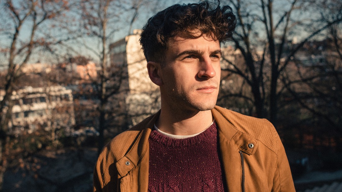 Tarnóczi Jakab igazi új generációs rendező, aki örülne, ha Magyarországon is be lehetne ülni egy darabra egy pohár borral