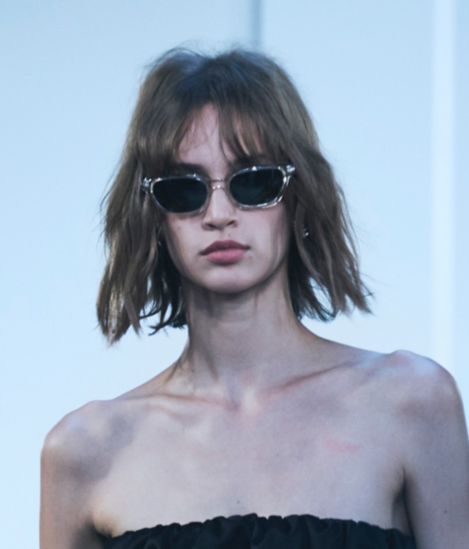 A Khaite bemutatón nem hajdíszekkel formázták a frizurákat, hanem egy napszemüveggel