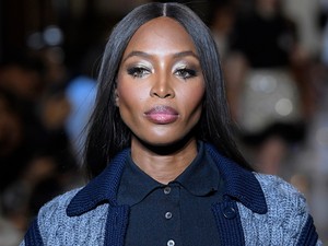 Felrobbant az internet: Naomi Campbell egy szál mellben vonult végig a kifutón