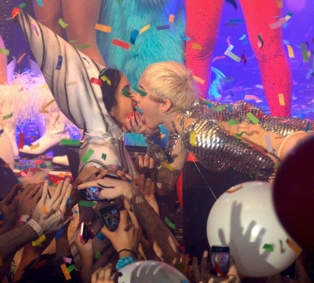 miley cyrus, london, gay, élő, vénusz domb, puncija, simogatják, koncert