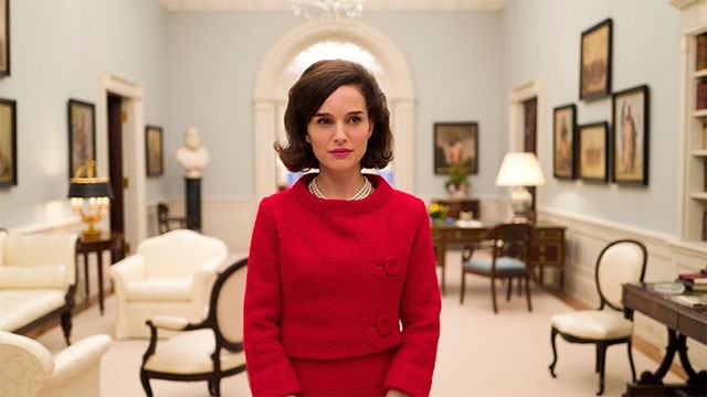 Natalie Portman Jackie Kennedy szerepében egy kis piros kosztümöt visel