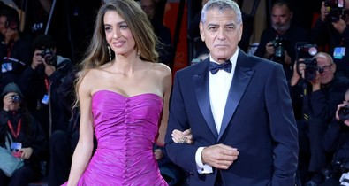 Amal Clooney meseszép ruhában tündökölt George Clooney oldalán, azonnal ellopta a show-t