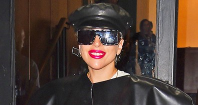 Lady Gaga kínzóruhában flangál az utcán