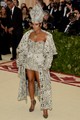 2018 Rihanna - Az szupersztár egyedi, ezüstösen csillogó, pápai ihletésű Maison Margiela by John Galliano kreációja azonnal a figyelem középpontjába került. A díszes ruha és a hozzá tartozó fejdísz tökéletesen illeszkedett az esemény „Heavenly Bodies: Fashion and the Catholic Imagination” témájához.