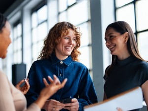A nők láthatatlan akadályai: a maszkulin környezet és az elismerés hiánya minden szakmának hátrány