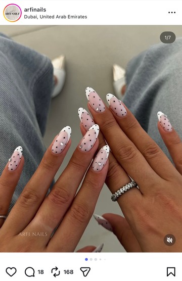 Pöttyös körmök egy kis csillogással - ez a dizájn tökéletes választás, hogyha a stílusod klasszikus, elegáns