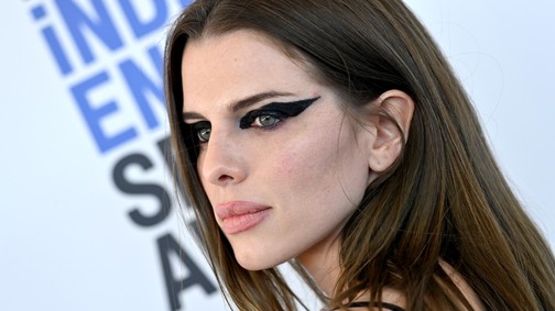 Julia Fox óvszerből készült szettben szeli Los Angeles utcáit