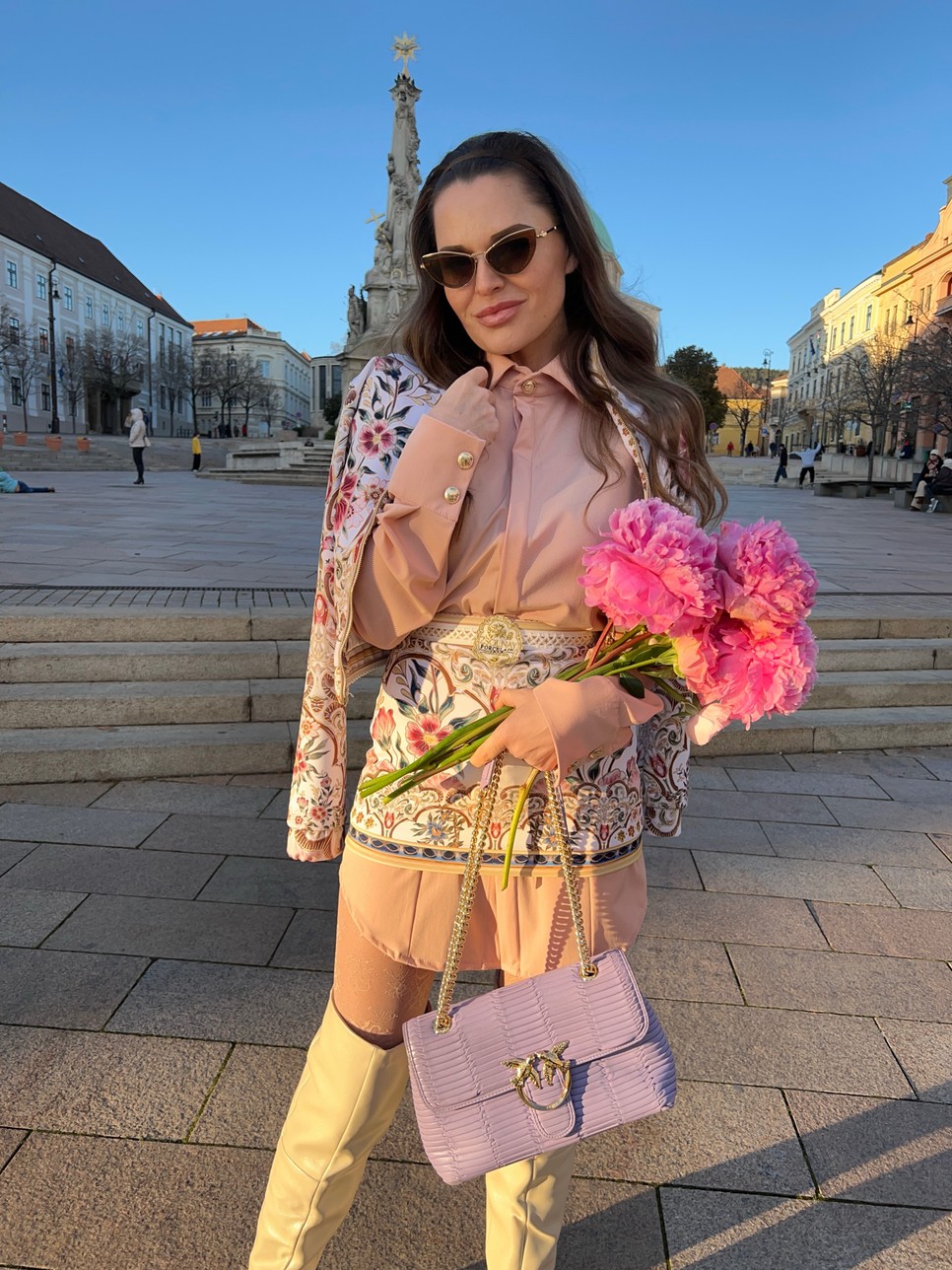 Jagasics v. Hedvig a Sugarbird tulajdonosa Pécs belvásorsában a Zsolnay kollekció egyik darabjában