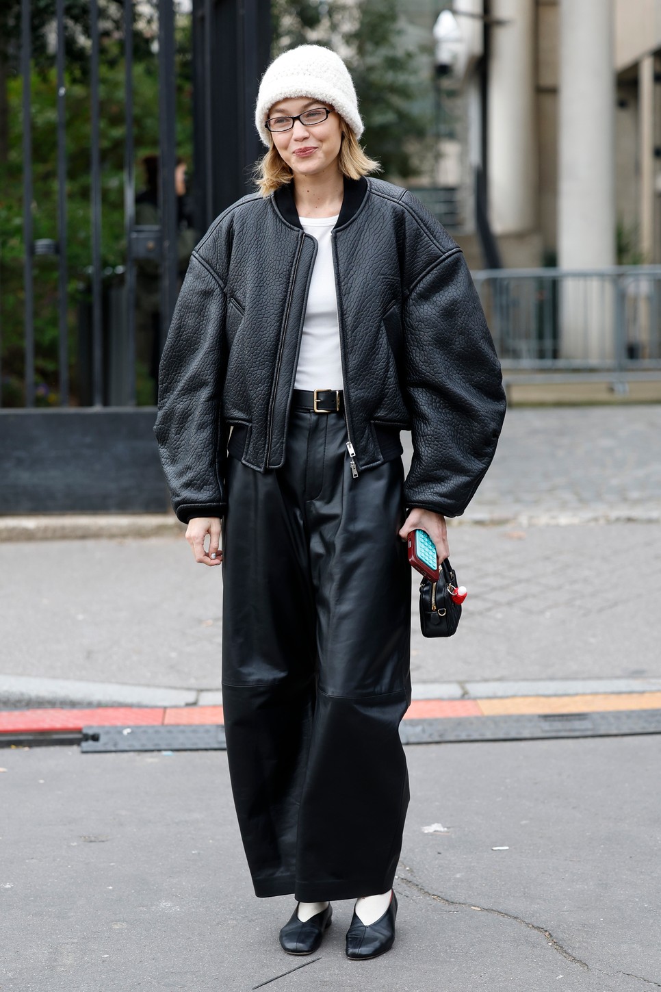 Gigi Hadid stílusának is elmaradhatatlan szereplője idén a bőr bomberdzseki