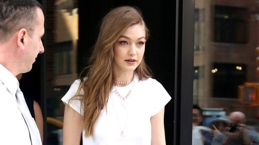 Nincs az a ronda farmer, amit a sztárok fel ne vennének - Gigi Hadid is bevállalta