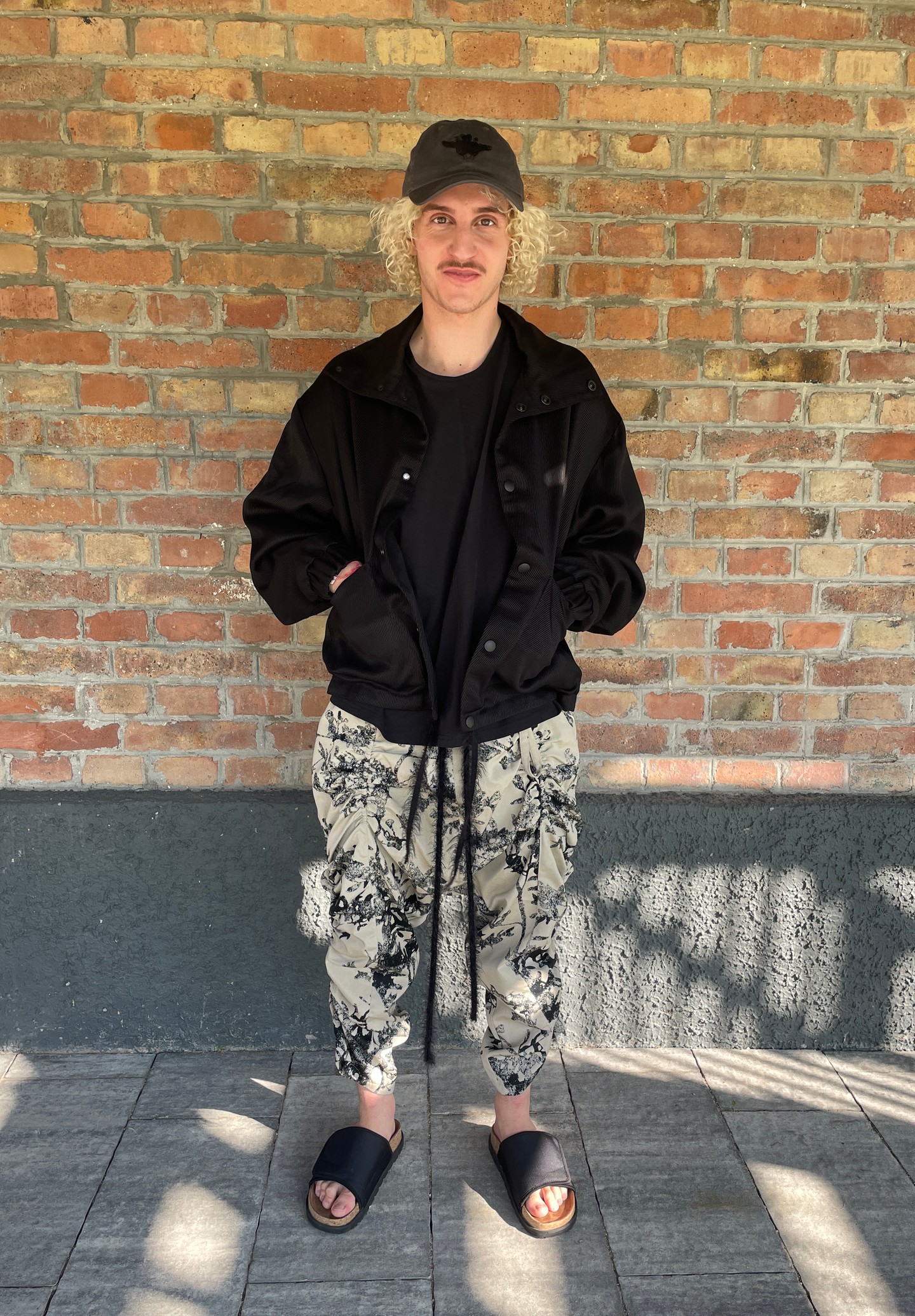 Vértes Nátán jégkorongozó, Titkis Berni sztársminkes fia a BCEFW 2025-ös tavaszi-nyári bemutatóin