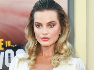 Ha valami szuperstílusosat akarsz ma látni, akkor nézd meg Margot Robbie szettjét