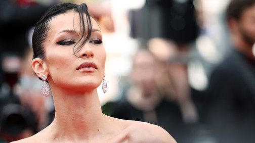 Bella Hadid félmeztelen testére nemes egyszerűséggel ráfújtak egy ruhát 