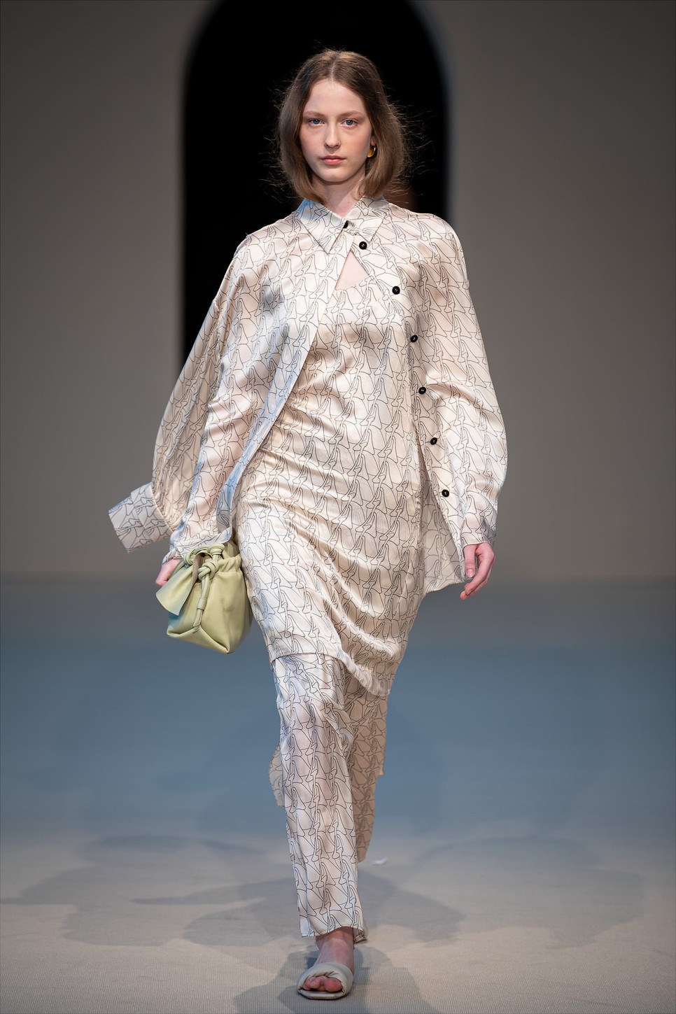 Egyedülálló szabásvonalaktól és anyagkombinációktól különleges az AERON 2022-es tavaszi-nyári kollekciója