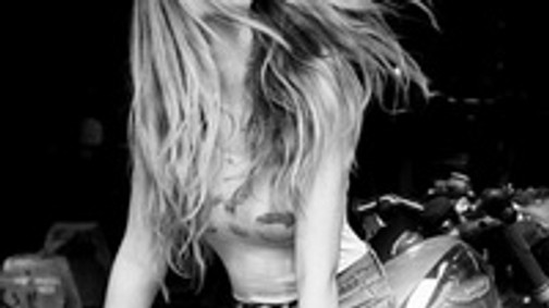 Motoron tette szét a lábát 15 évesen, most perel