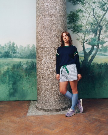 Flo Dill, az NTS Radio DJ-je és műsorvezetője a New Balance Made in UK aktuális kollekciójának kampányában, amely a brit kreativitást és kézművességet ünnepli