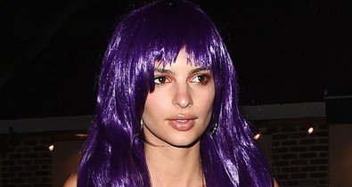 Fogalmunk sincs minek öltözött Emily Ratajkowski, de a melleit megint megmutatja