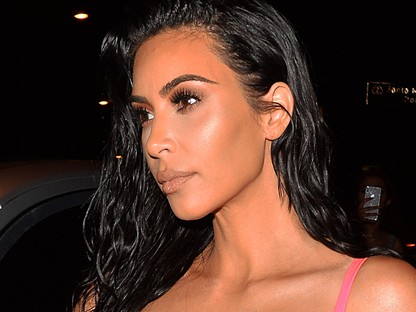 Kim Kardashian ruhája annyira feszül, hogy mindjárt szétreped rajta