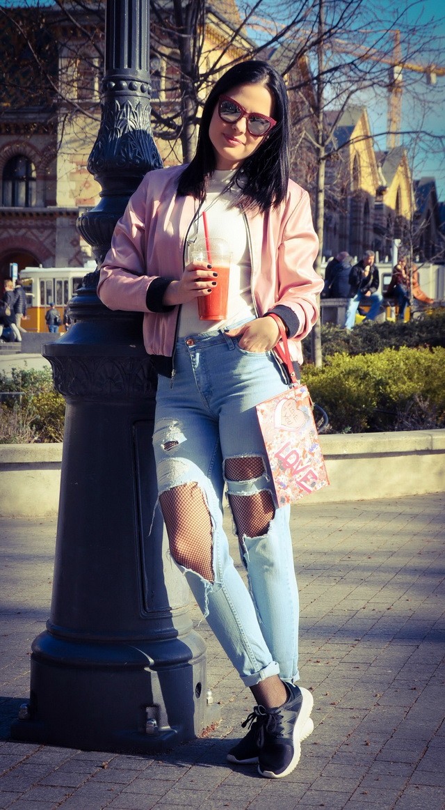 Lolának is bejön a neccharisnya-farmer kombináció