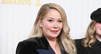 Egész Hollywood állva tapsolta Christina Applegate-et, aki könnyeivel küszködött az Emmy-díjátadó színpadán