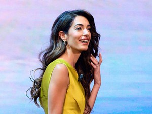 George Clooney felesége új szintre emelte a meztelenruha fogalmát, és nem kér érte elnézést