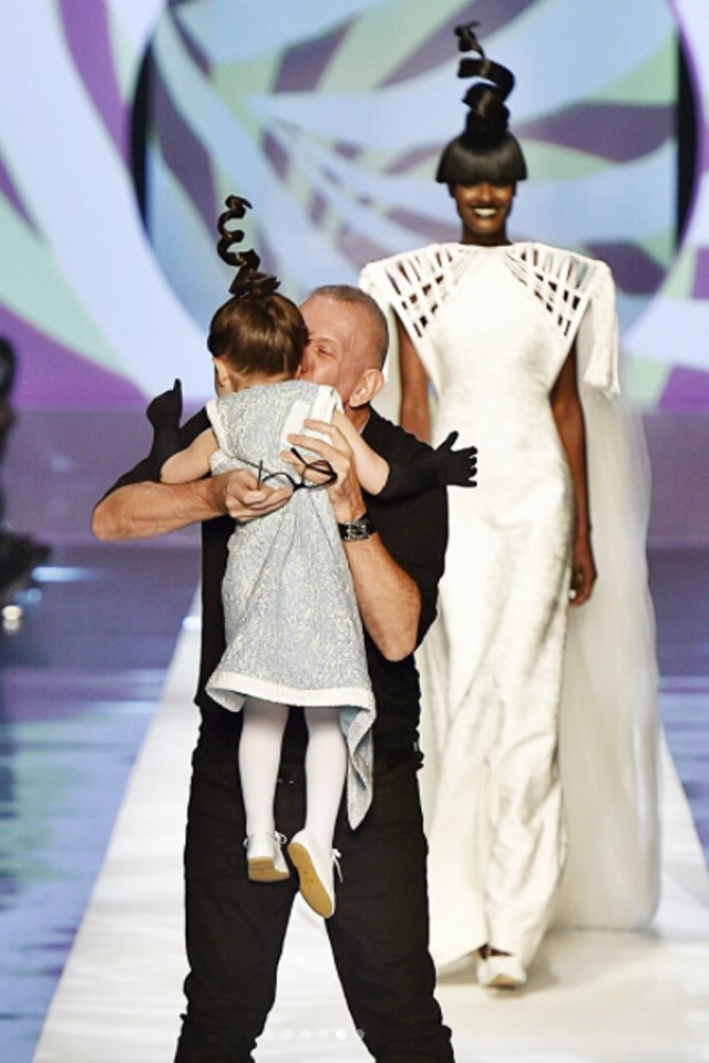 A várandós Coco Rocha 2 éves kislányával lépett a kifutóra