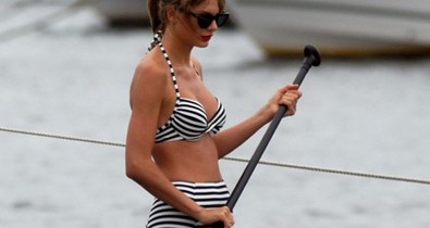 Retró bikiniben evez Taylor Swift