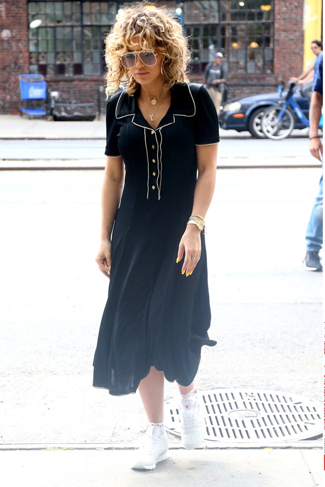 Rita Ora egy nap négy szettet is ellőtt ebben a stílusban