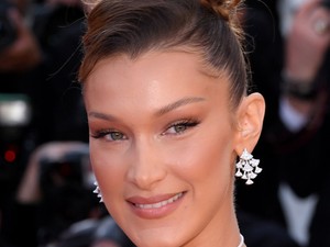 Bella Hadid új mellbimbó-piercing trendje a legőrültebb dolog a világon