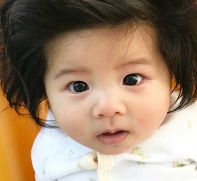 Ennek a 6 hónapos kisbabának szebb haja van, mint az emberek 99 százalékának